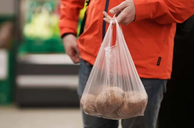 Еще в конце апреля килограмм картошки можно было купить за 85,4 руб. — это в 2,8 раза больше, чем в 2024 году.