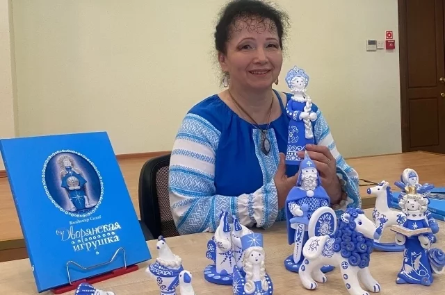 В руках мастерицы обычная глина превращается в изящные фигурки
