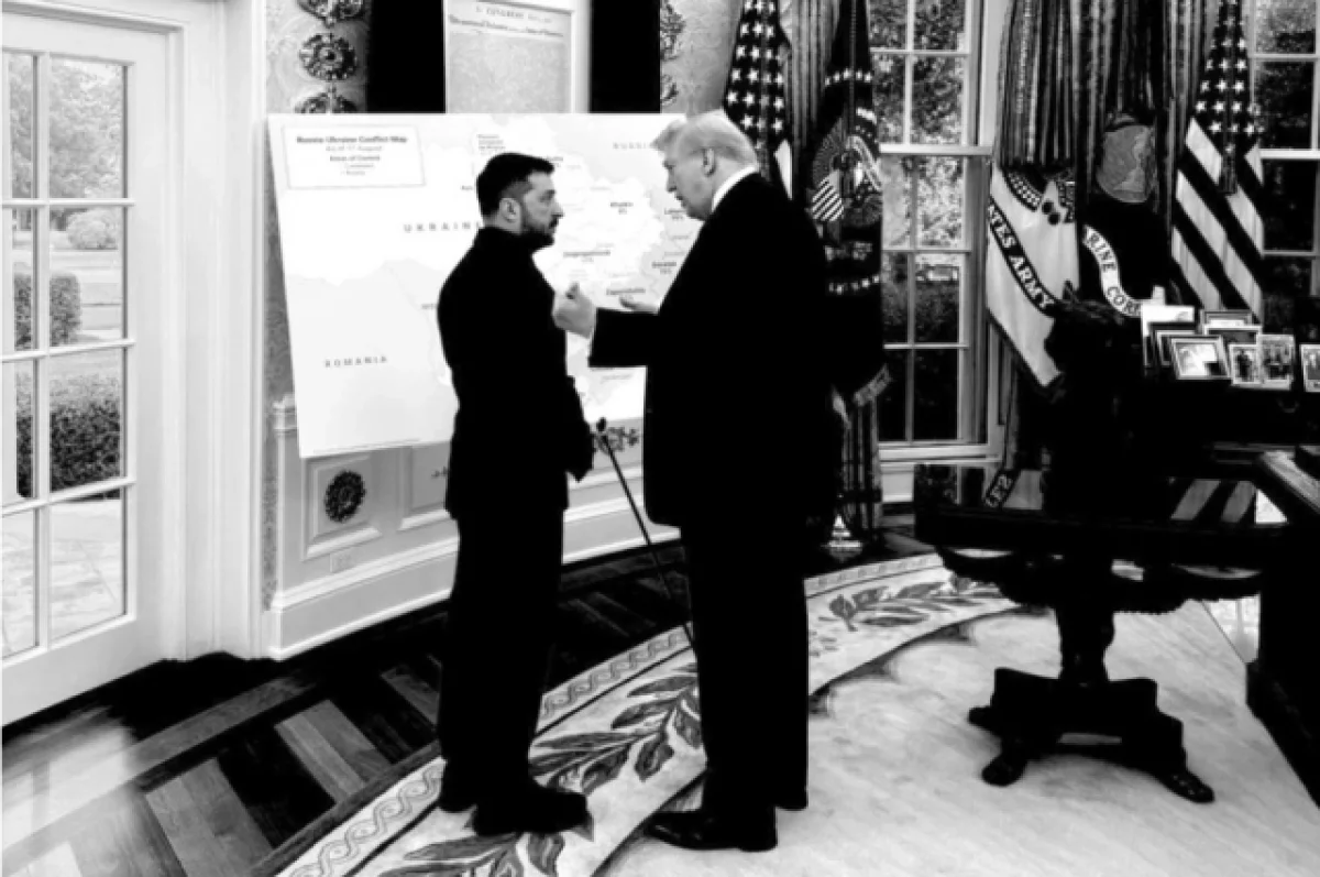Белый дом опубликовал черно-белое фото Трампа и Зеленского у карты Украины