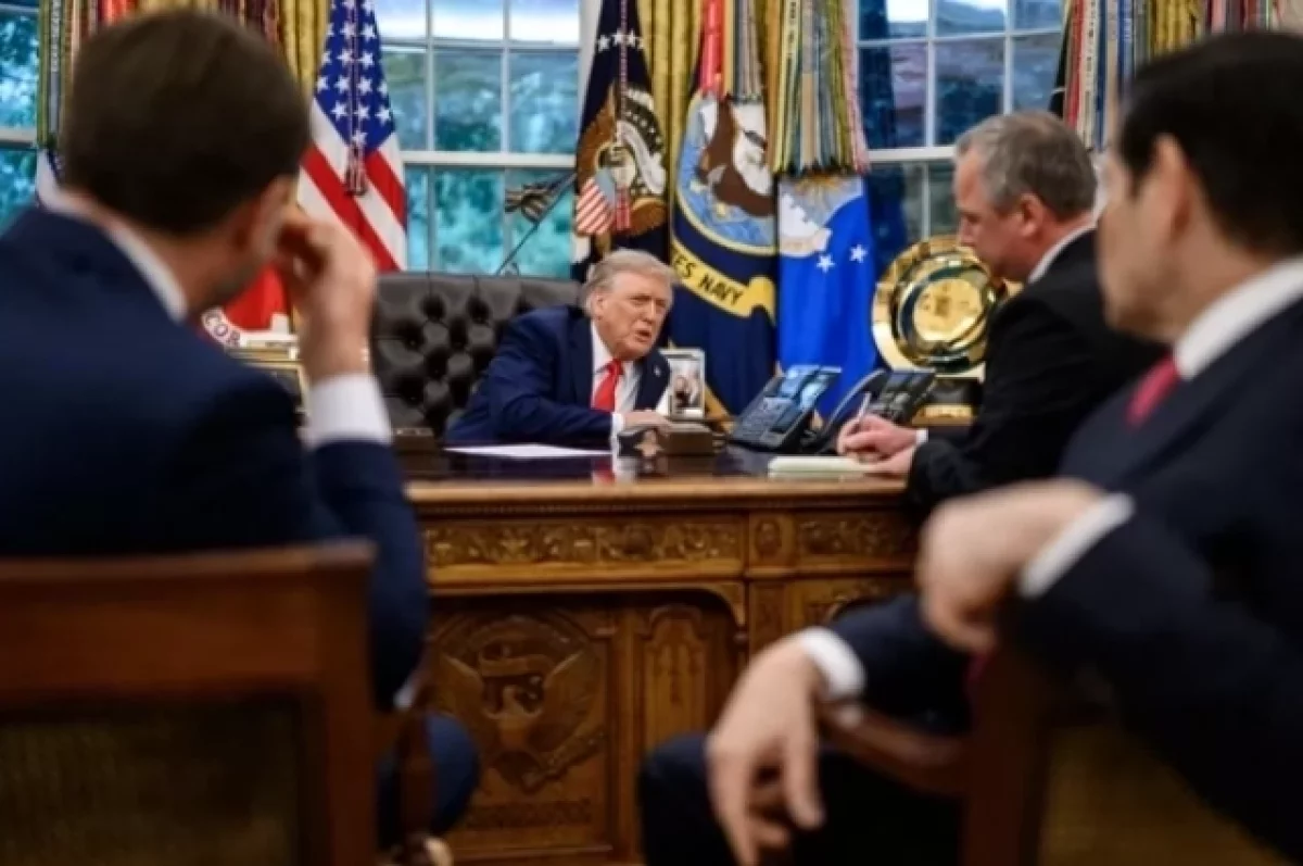 Белый дом опубликовал фото, как Трамп разговаривает по телефону с Путиным