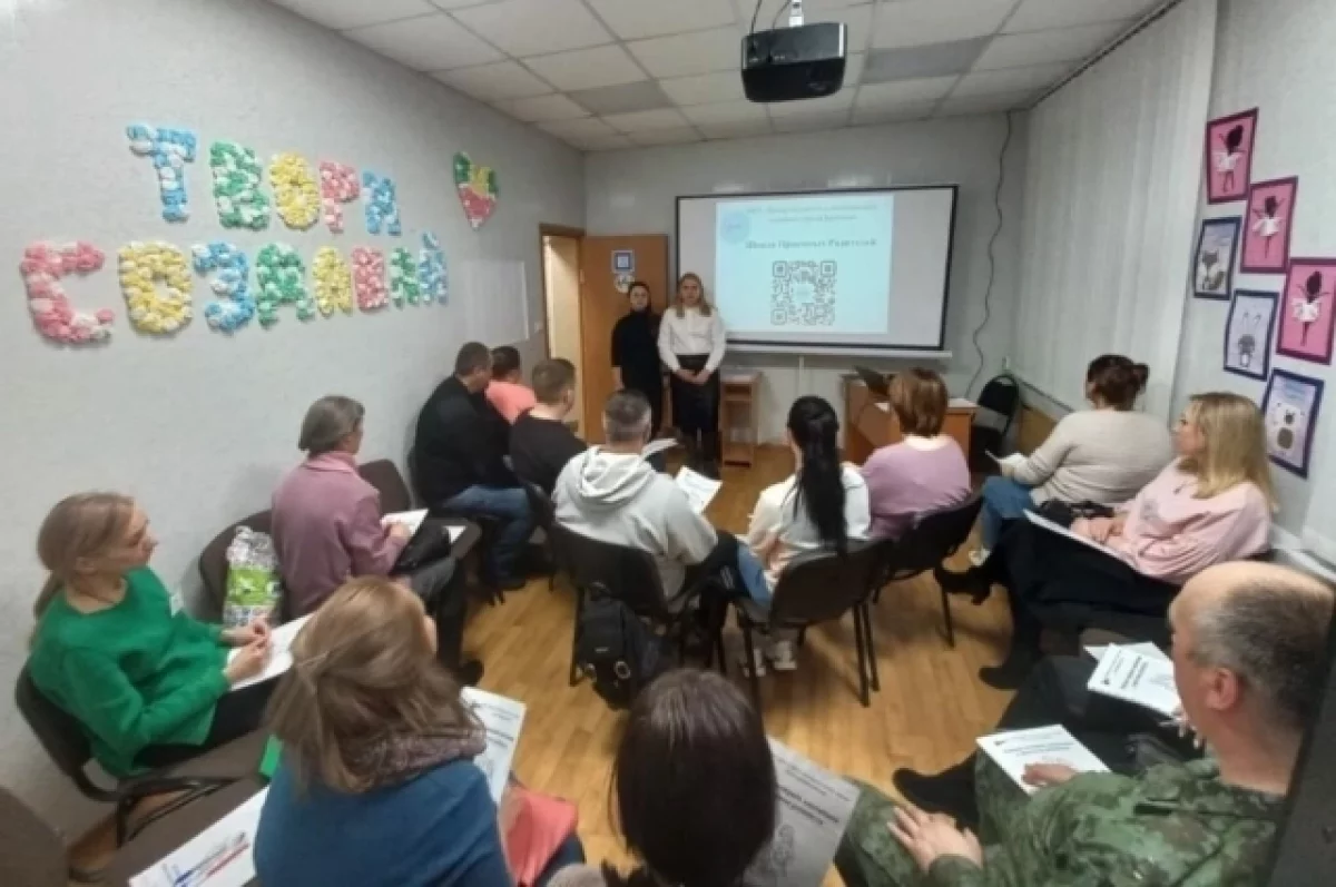 В Брянске продолжит работу Школа приемных родителей