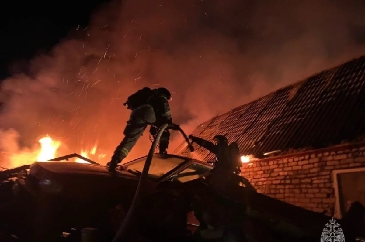 Газовый баллон взорвался во время пожара в доме в Барнауле