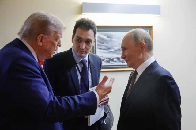 Президент США Дональд Трамп и президент РФ Владимир Путин перед началом пресс-конференции по итогам переговоров на Аляске.