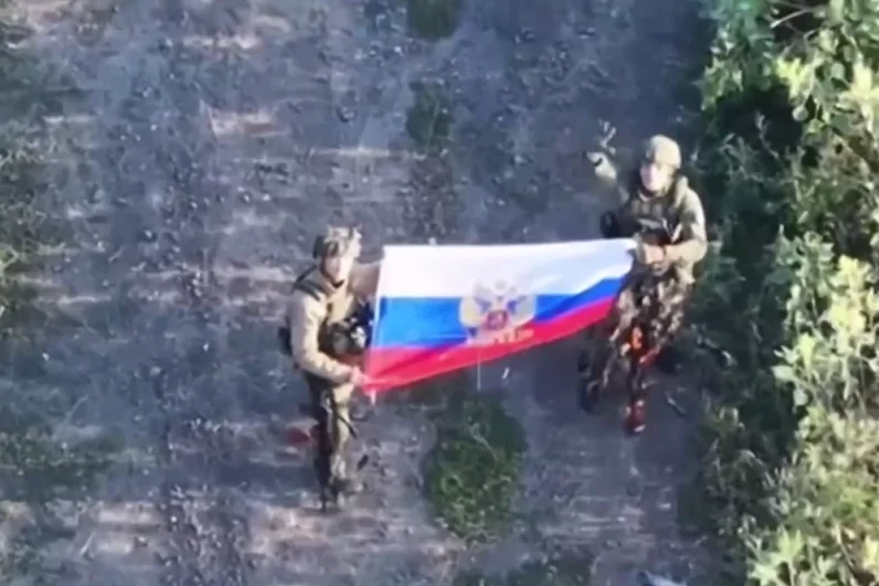 Российские войска раскрыли флаг на освобожденной территории.