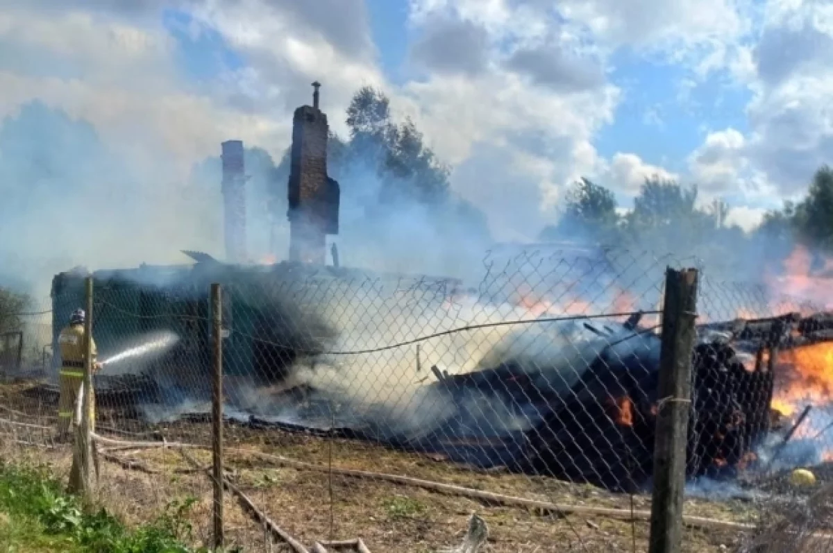 Пожар уничтожил жилой дом в брянском селе Красное