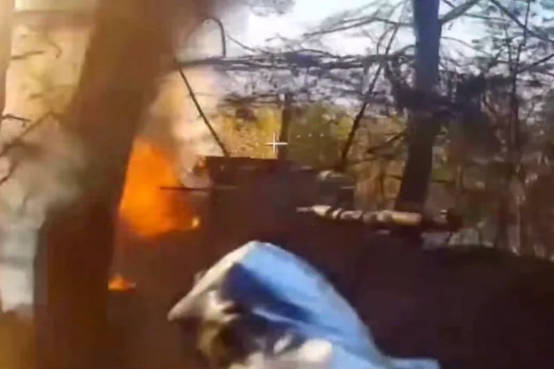 Подбить танки удалось при помощи барражирующего боеприпаса «Ланцет» и FPV-дронов. 
