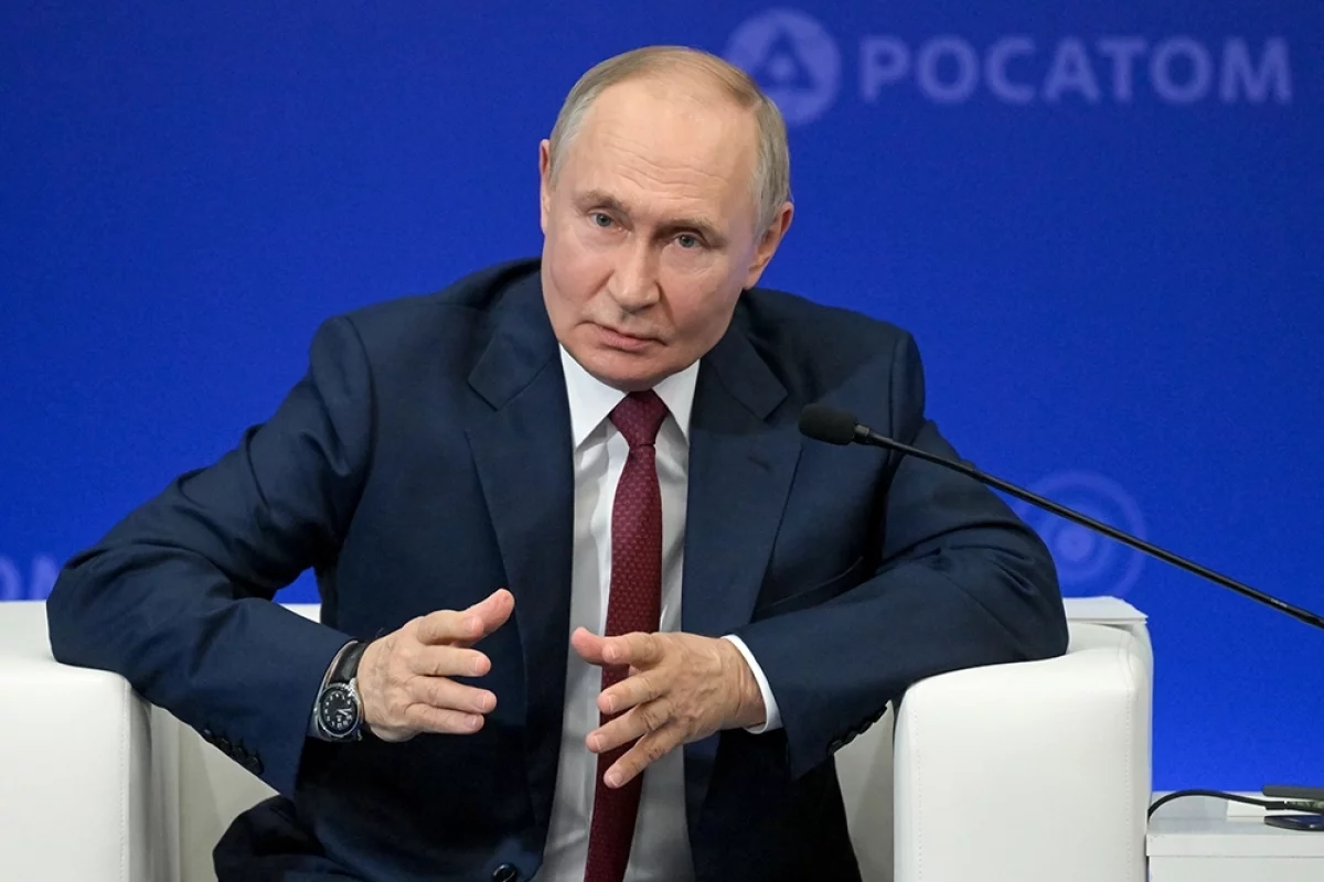 Президент РФ Владимир Путин во время встречи с сотрудниками предприятий атомной отрасли в Российском федеральном ядерном центре - Всероссийском научно-исследовательском институте экспериментальной физики (РФЯЦ - ВНИИЭФ) в Сарове.