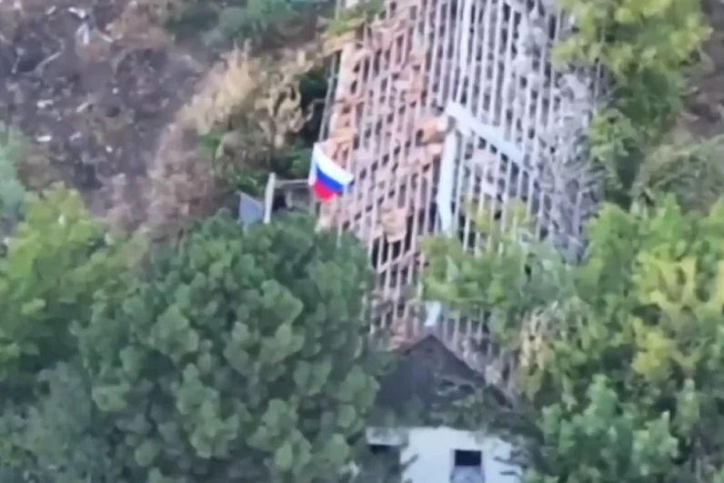 Российский флаг развернут на крыше одного из зданий в центре населенного пункта Филия в Днепропетровской области.