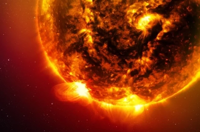Восточный край Солнца начинает показываться вершины магнитных петель активных областей, ставших источником недавних мощных взрывов на обратной стороне светила.