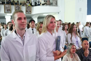 Выпускники лечебного факультета Новосибирского государственного медицинского университета во время принесения клятвы российского врача, после завершения церемонии вручения дипломов в актовом зале вуза, 2025 год.