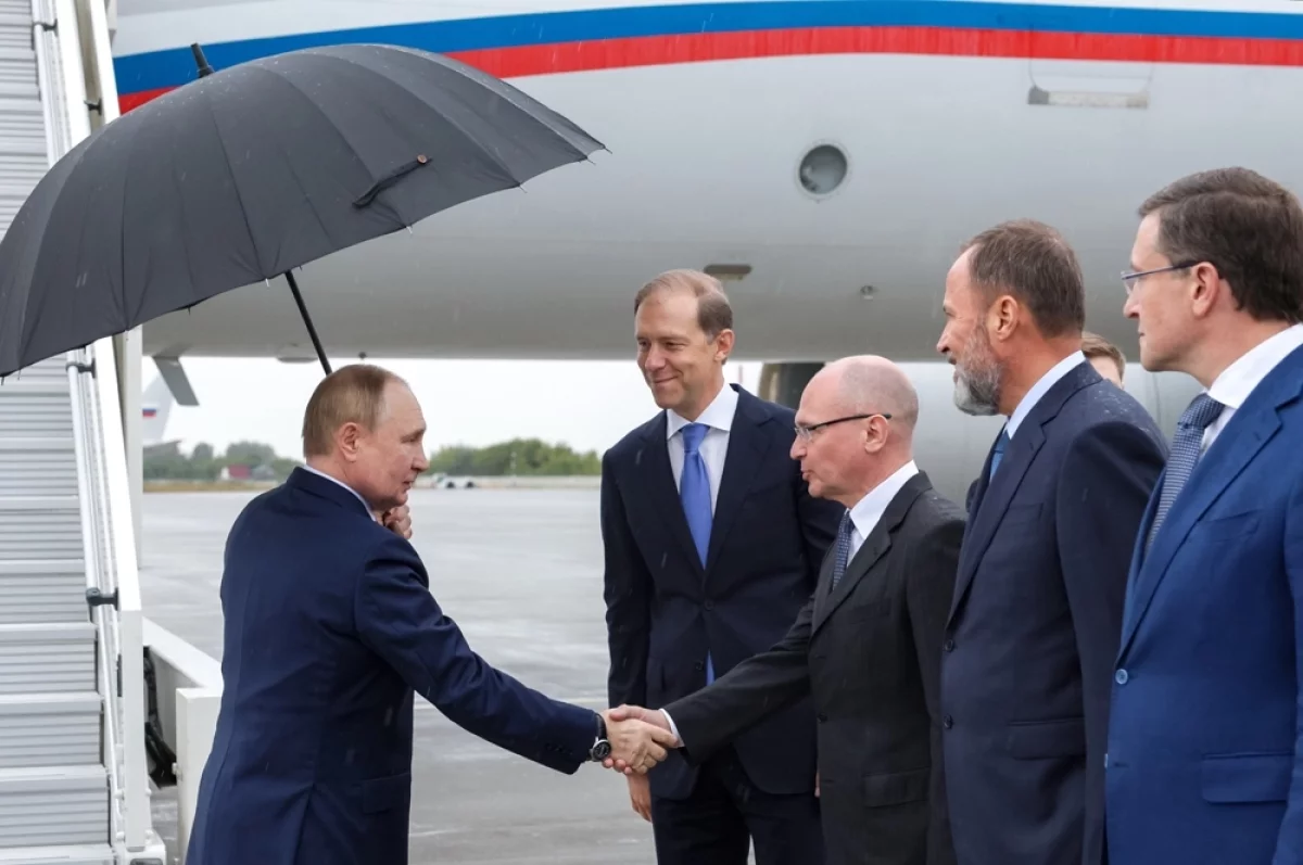 Владимир Путин особо поблагодарил за вклад в развитие атомной отрасли России первого замруководителя администрации президента Сергея Кириенко (на фото жмёт главе государства руку), который до 2016 года возглавлял «Росатом».