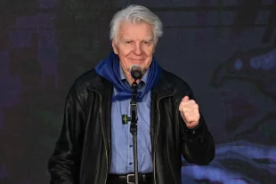 Актёр Юрий Назаров выступает на патриотическом мероприятии «Синий платочек Победы», посвящённом 80-летию Победы, 2025 год.