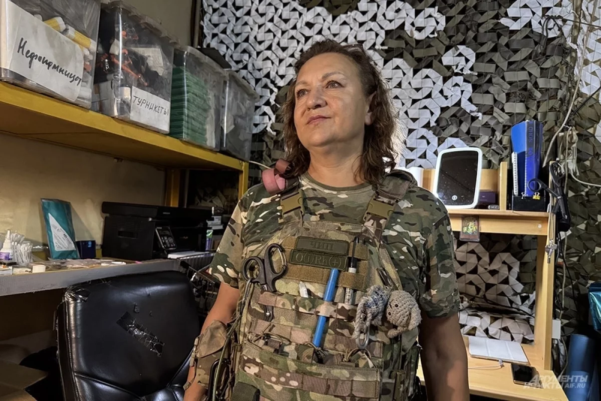 Фельдшера с позывным Афина мы повстречали на позициях отряда БАРС-16. 