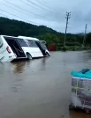 Автобус съехал с дороги и ушел в кювет.