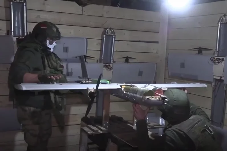 В сутки бойцы совершают по несколько вылетов на FPV-дронах и беспилотниках самолетного типа, поддерживая наши наступающие подразделения.