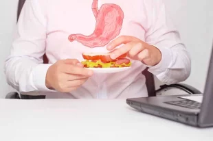 Раздражающие продукты начинают действовать практически сразу, как только они попали в пищевод.