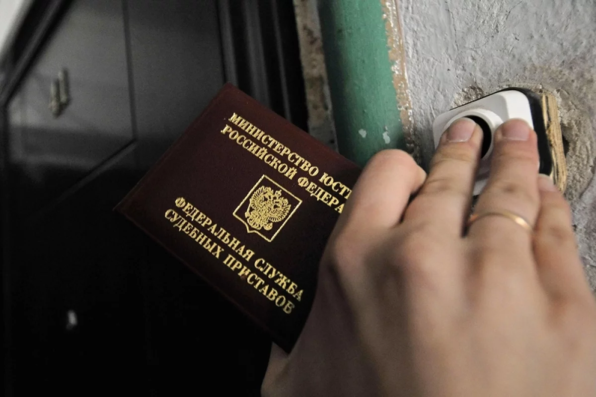 Алименты на ребенка можно взыскать, даже находясь в браке, если второй родитель не принимает участия в содержании ребенка.