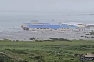 Цунами топит рыбоперерабатывающий завод «Алаид».