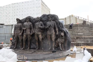 Почетное место в центре сквера заняла бронзовая скульптурная композиция.