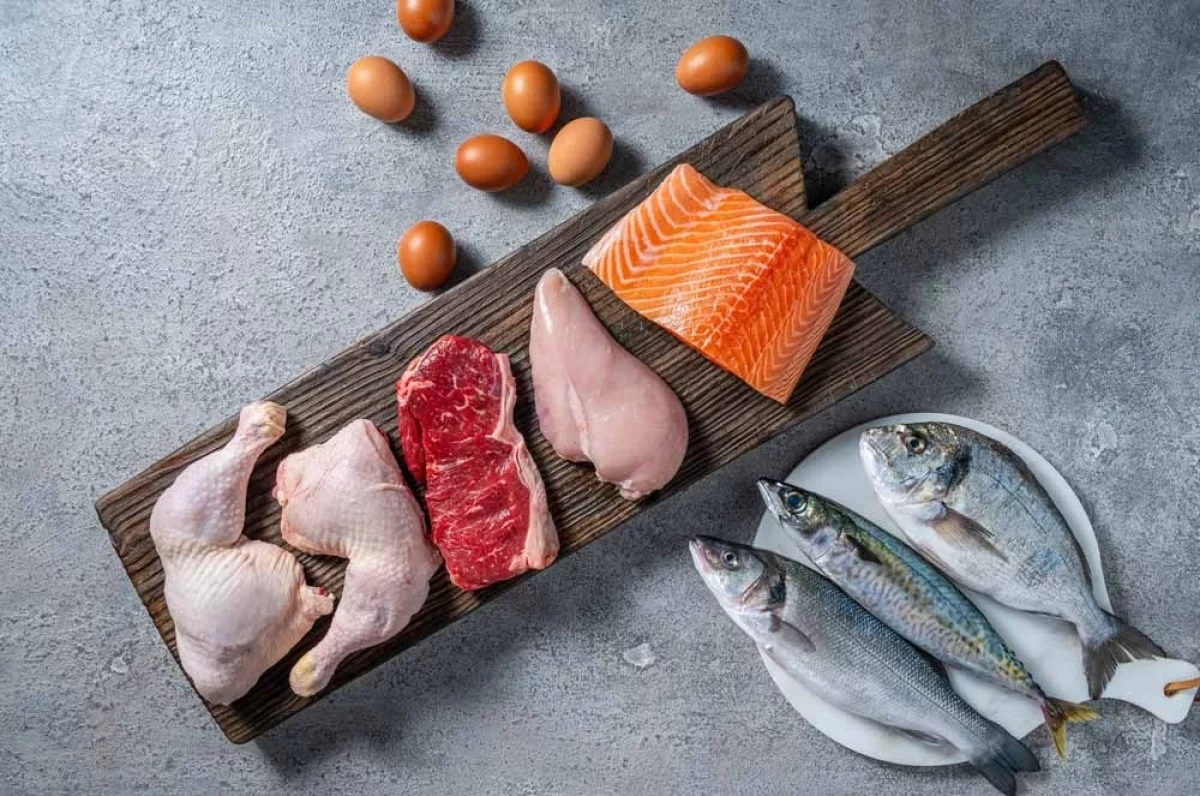 Диетологи советуют добавлять белковые продукты в каждый прием пищи.