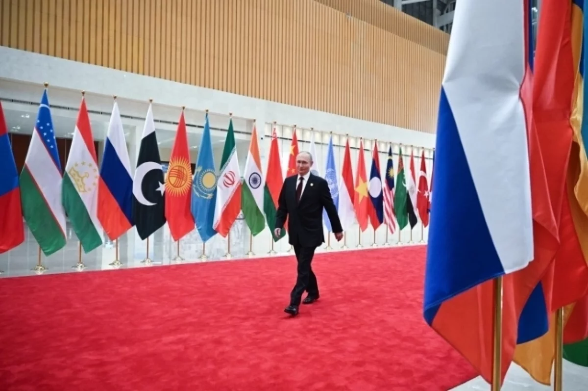 На саммите ШОС в Китае Путина встретили мелодией «Калинки-малинки»