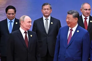 Президент РФ Владимир Путин и председатель Китайской Народной Республики (КНР) Си Цзиньпин на церемонии совместного фотографирования глав государств — членов Шанхайской организации сотрудничества (ШОС) в Тяньцзине.