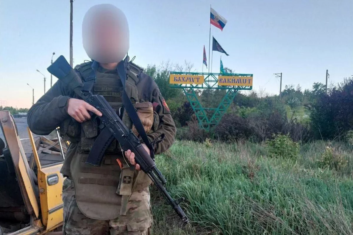 Оратор предпочитает свое лицо не показывать — слишком много пережил на передовой, за известностью не гонится.