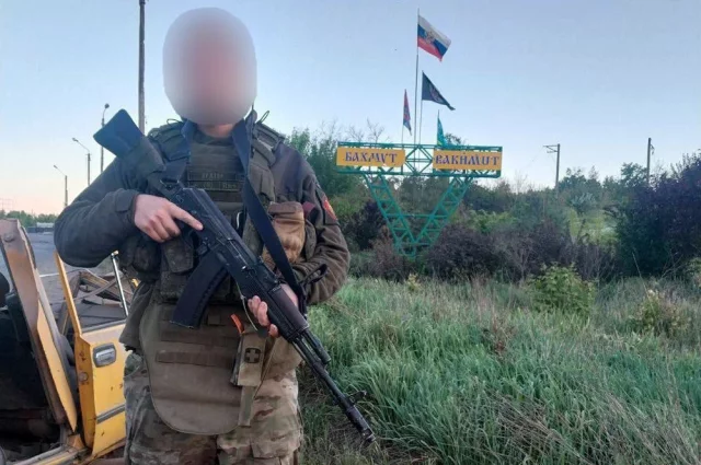 Оратор предпочитает свое лицо не показывать — слишком много пережил на передовой, за известностью не гонится.