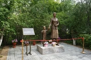 В Бурятии появился памятник учителям.