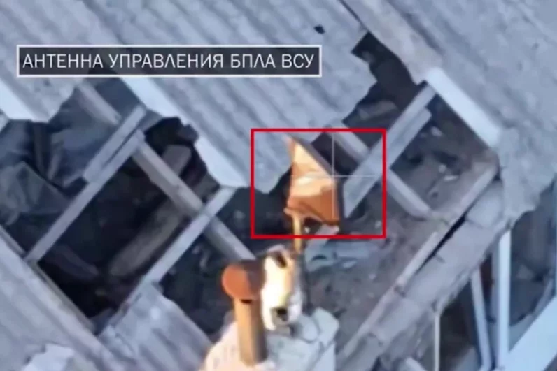 Во время разведки российские военные выявили антенну управления дронами, которую противник разместил на гражданском объекте.