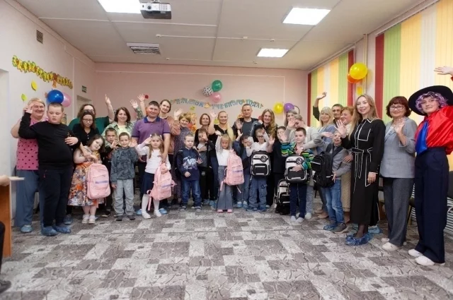 Волонтеры купили ранцы, тетради и другие канцтовары для 46 первоклашек. 