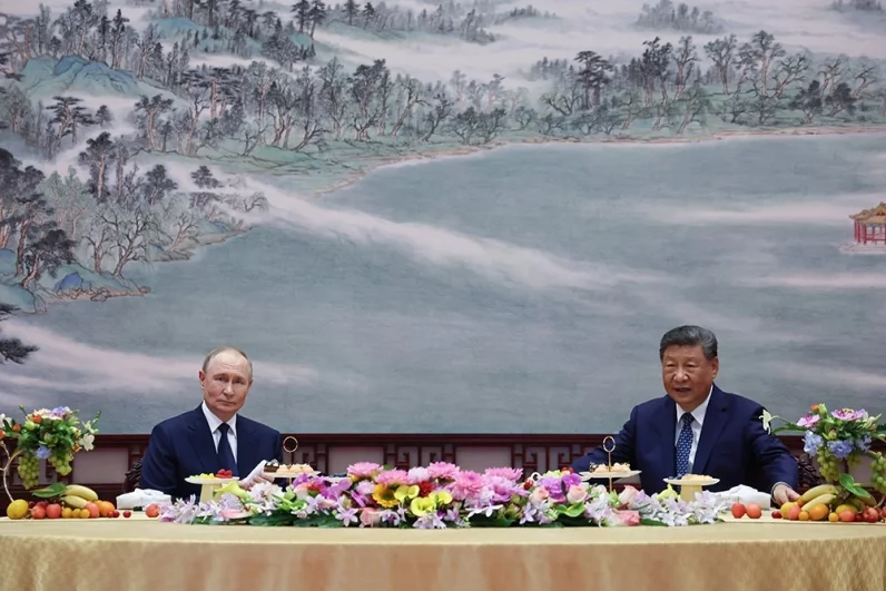 Владимир Путин и Си Цзиньпин также побеседовали за чашкой чая.