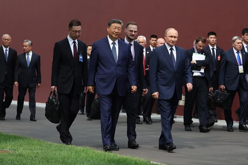 Президент России Владимир Путин и председатель КНР СИ Цзиньпин вместе прогулялись по территории резиденции китайского лидера «Чжуннаньхай» в Пекине. На прогулке лидеров также присутствовали министр обороны РФ Андрей Белоусов, посол России в Китае Игорь Моргулов и глава МИД КНР Ван И.