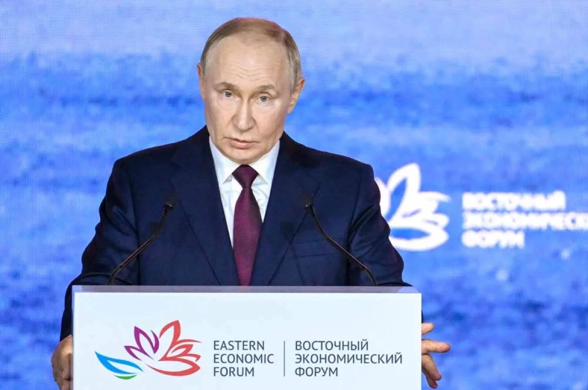 Президент РФ Владимир Путин на пленарной сессии Восточного экономического форума.