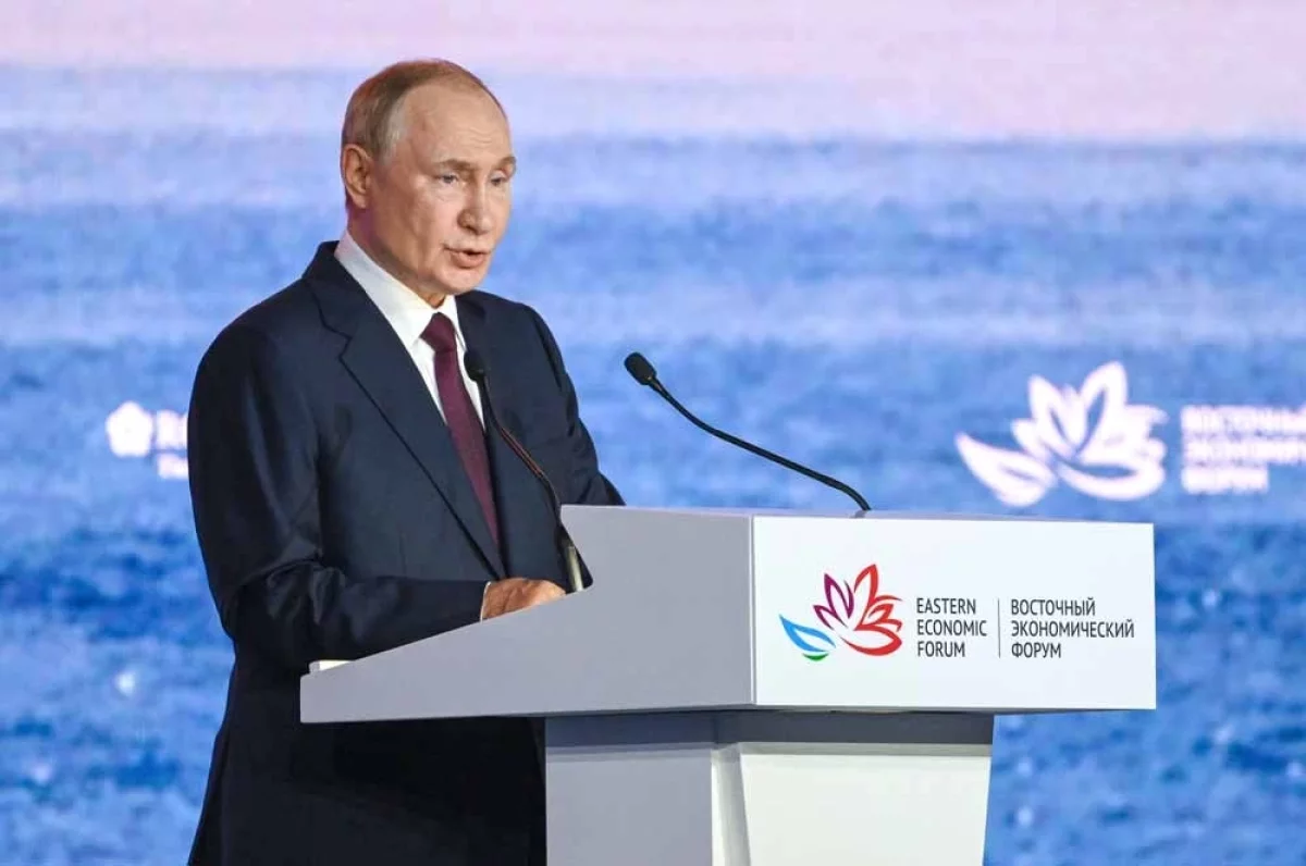 Президент РФ Владимир Путин на пленарной сессии Восточного экономического форума.