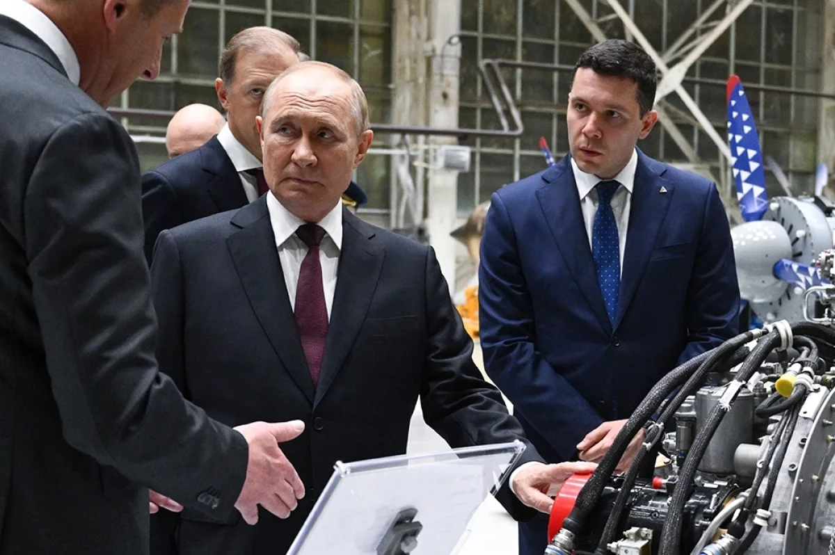 Владимир Путин во время посещения ПАО «ОДК-Кузнецов» в Самаре. Справа - министр промышленности и торговли РФ Антон Алиханов.