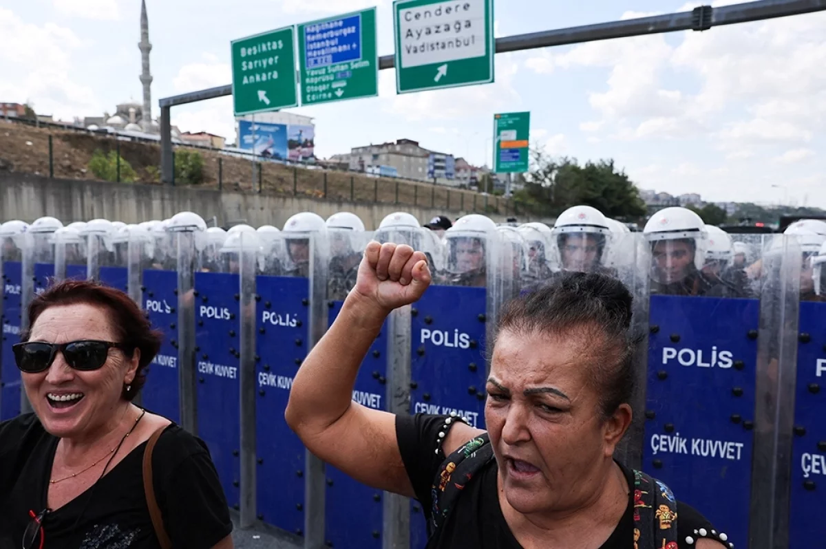 В Стамбуле ночью прошли массовые протесты против Эрдогана, которые переросли в столкновения с полицией.