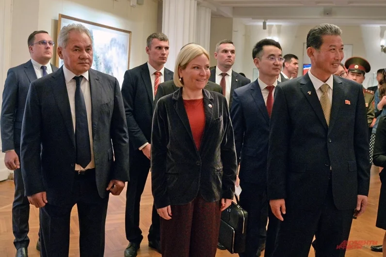 Секретарь Совета Безопасности РФ Сергей Шойгу и министр культуры РФ Ольга Любимова посетили открытие экспозиции во Всероссийском музее декоративно-прикладного искусства «Художественная выставка КНДР. Страна великого народа».