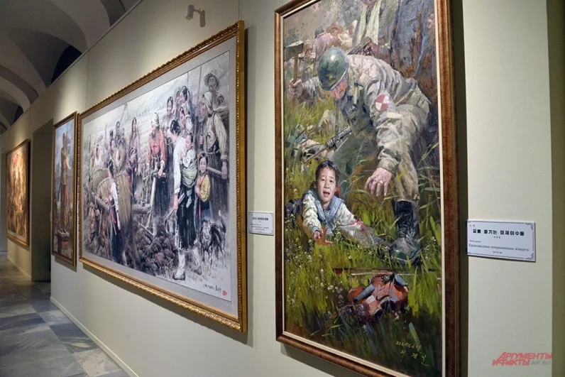 Картина «Кровожадные американские изверги» напоминает о войне 1950-1953 годов, когда американским военным был отдан приказ не щадить гражданское население.