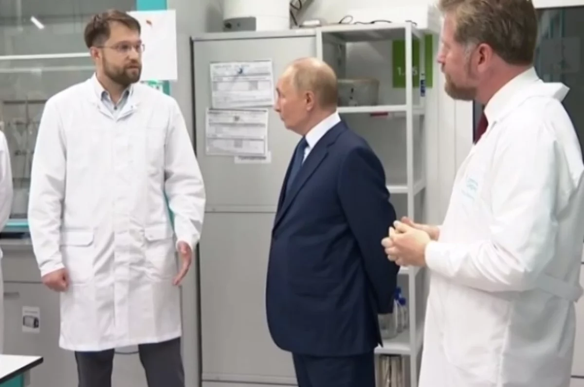 Путин посетил научно-технологический университет «Сириус»