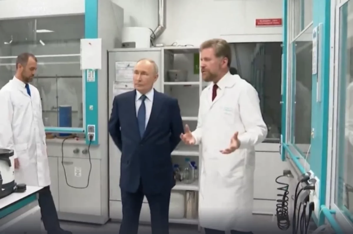Ученые из «Сириуса» показали Путину клубнику с отредактированным геномом