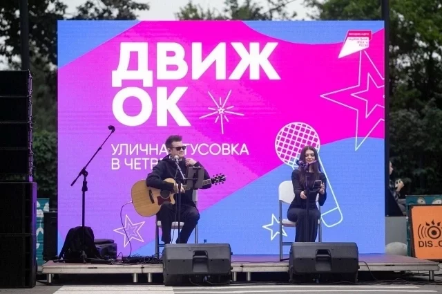 Участники фестиваля слушали выступления различных музыкальных групп. 