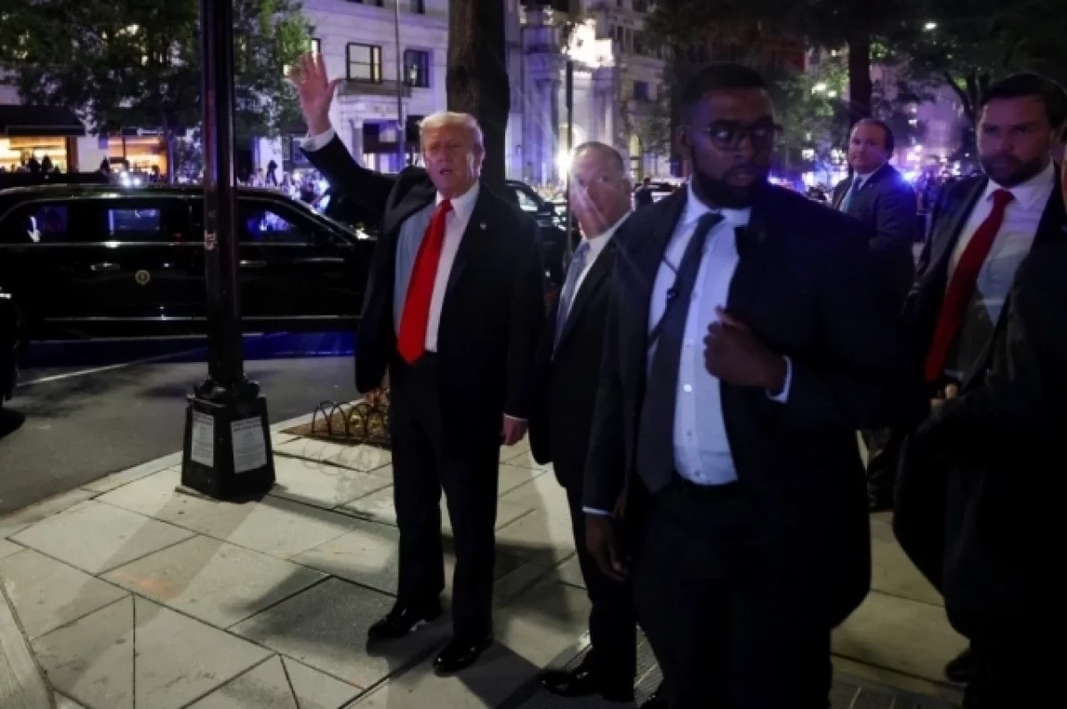 Трамп продемонстрировал безопасность в Вашингтоне, поужинав в ресторане