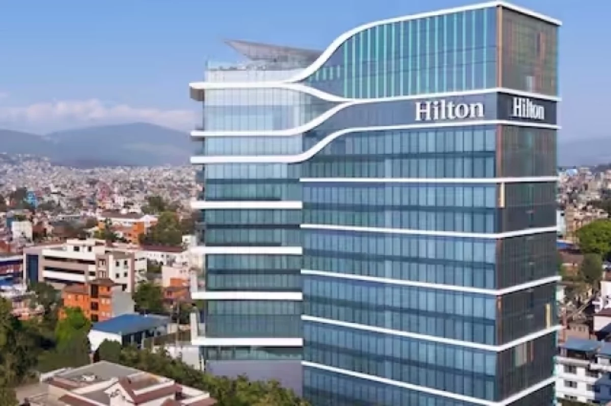 В Катманду сгорел отель Hilton после поджога в ходе массовых беспорядков