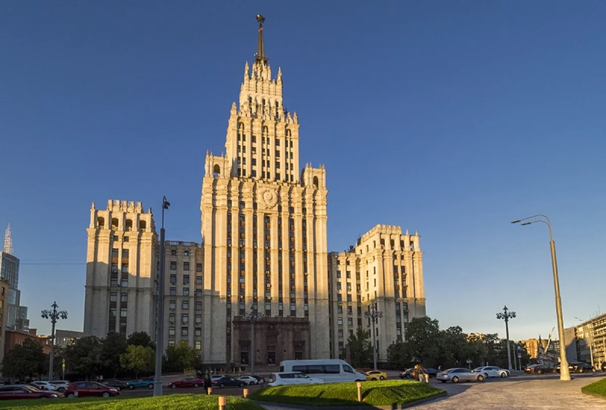Высотка на площади Красных Ворот.