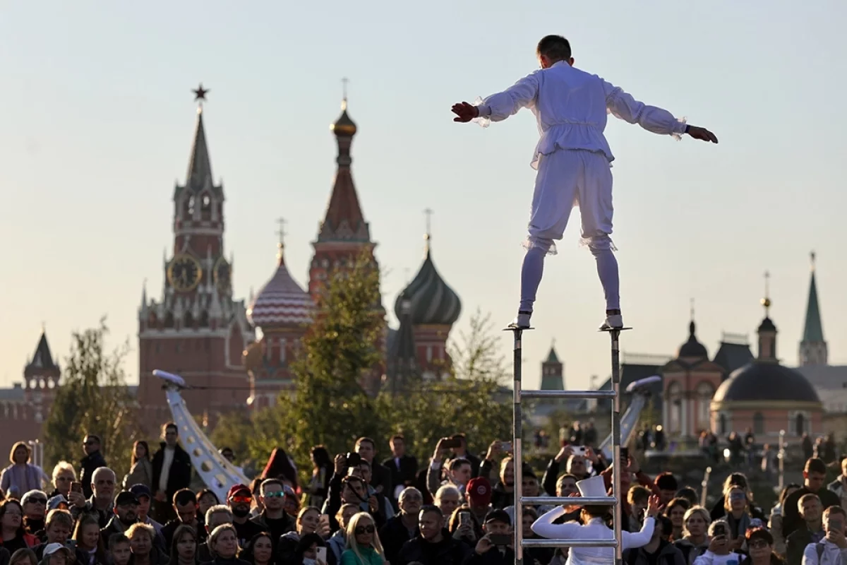 Для гостей подготовлены музыкальная и спортивная программы, мастер-классы.