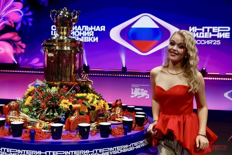Первой свою чашечку с номером сняла со стола участница из Беларуси Настя Кравченко.
