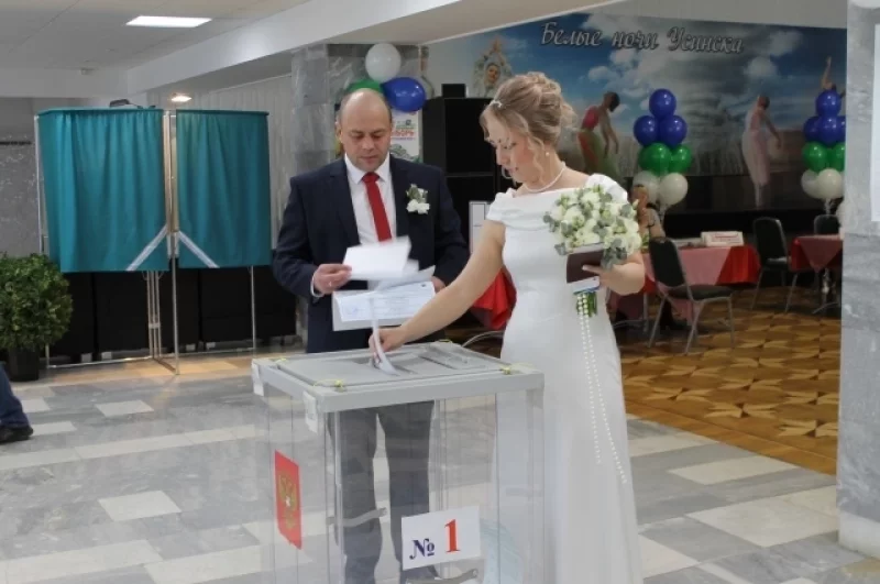 В Усинске на выборы пришли молодожёны. 