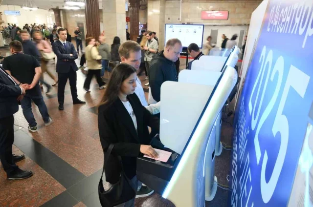 Выборы глав 19 регионов РФ через терминалы электронного голосования в вестибюле станции метро «Курская» Арбатско-Покровской линии в Москве.
