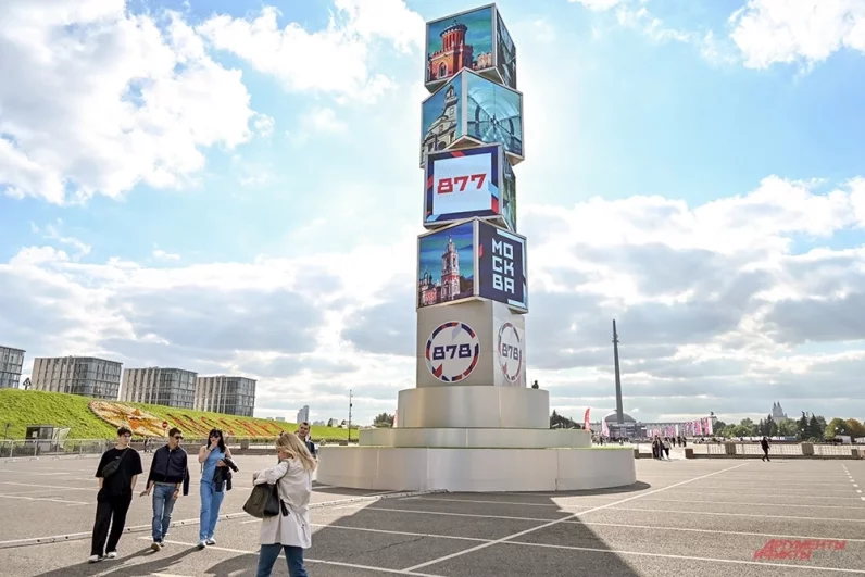 А на билбордах и остановках 600 плакатов с поздравлениями.